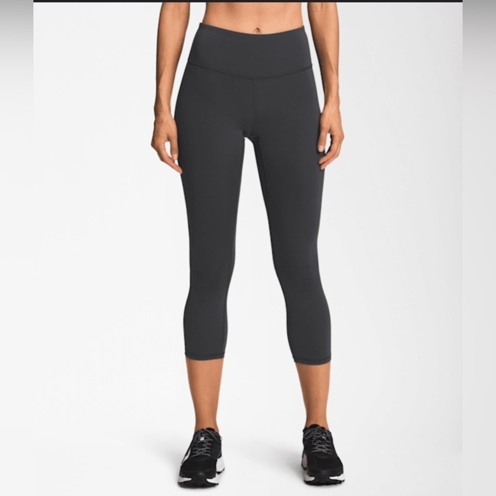 The North face Women’s Elevation Crop Leggings
size L